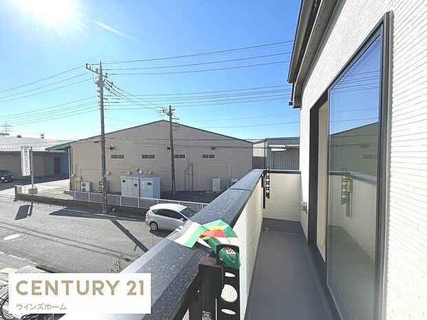 南向きで陽当たり良好なバルコニー。洗濯物もたっぷり干せて、毎日が快適です。