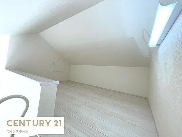 梯子をのぼった先には3帖のロフトがございます。季節物家電やお布団などかさばる物も十分収納できるスペースです!