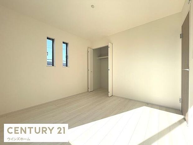 採光良好です!バルコニーに面した洋室はクローゼット付き。お部屋すっきり快適な空間でくつろげます!