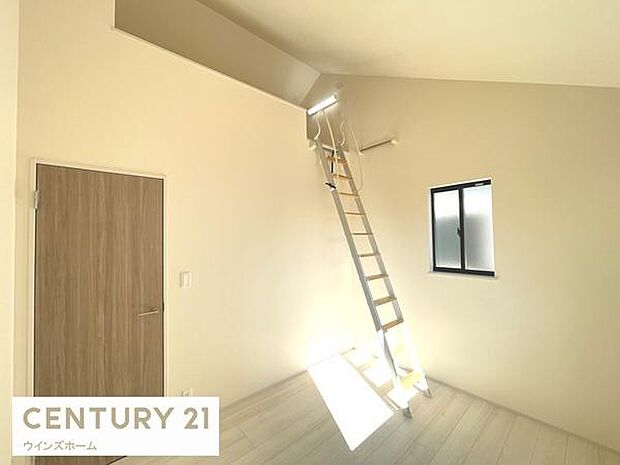 洋室5.25帖。天井が高く解放感のあるお部屋。室内ロフト付きでお部屋スッキリ!