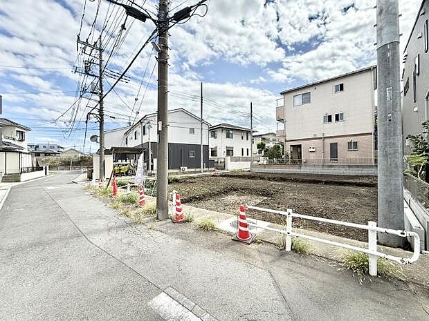 前面道路は交通量が少なく安心です。落ち着いて駐車できる住まいで快適な生活を実現します。