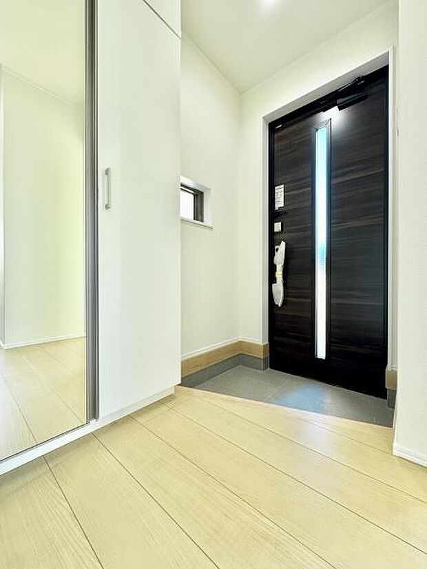 広々と落ち着いた空間を演出しご家族や来客者を気持ちよく出迎える玄関！大容量の収納をご用意！全身ミラーはお部屋の奥行をより感じさせます。