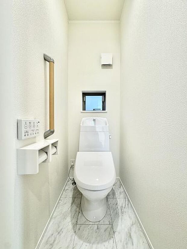 トイレは1階と2階にあります！いつでも快適に使える温水洗浄便座を設置！窓があり換気も十分行えます！