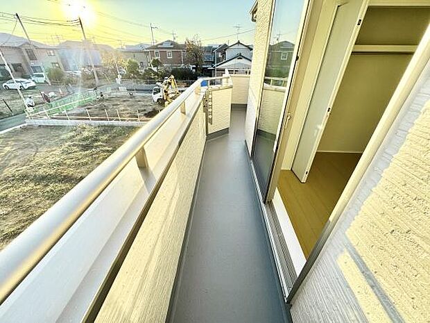 南向きで陽当たり良好なバルコニー。洗濯物もたっぷり干せて、毎日が快適です。