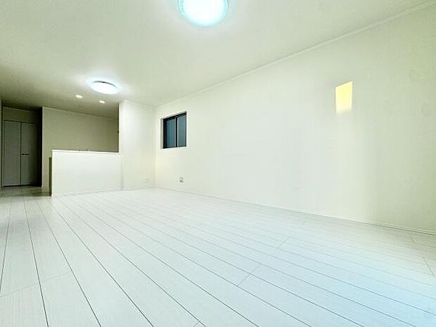 18.75帖の広々LDKは家族全員がゆったりとくつろげる空間です。リビングとダイニングを自由に使い分けられるため、様々なライフスタイルに対応します!