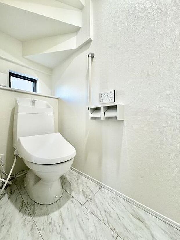 トイレは1階と2階にあります!いつでも快適に使える温水洗浄便座を設置!窓があり換気も十分行えます!