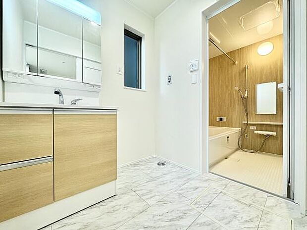 三面鏡付き洗面化粧台。合わせ鏡で後ろのスタイリングも快適。鏡の後ろは収納になっているので、細々したものを収納でき、スッキリとした洗面回りに。