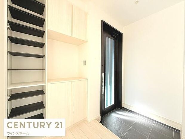 白を基調とした明るい玄関は、豊富な収納でスッキリと片付き、清潔感のある印象に。毎日の出入りが快適になる機能的な空間です。