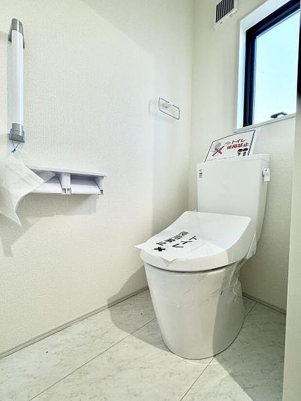 トイレは1階と2階にあります！いつでも快適に使える温水洗浄便座を設置！窓があり換気も十分行えます！