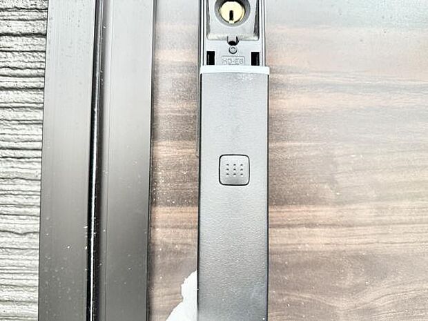 カギ穴を見せない高い防犯性と、便利な機能を両立させたピタットキー！毎日使う玄関ドアをもっと便利に！