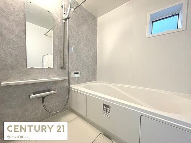 窓付き浴室で換気良好！広々とした浴室とゆったり浸かれるバスタブが、毎日の疲れを癒してくれます。