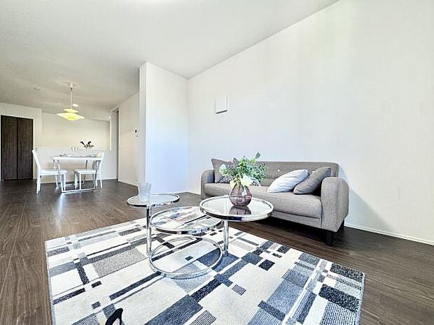 17帖超の広々LDKは家族全員がゆったりとくつろげる空間です。リビングとダイニングを自由に使い分けられるため、様々なライフスタイルに対応します!