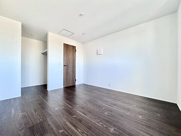 主寝室は7帖!ウォークインクローゼットが設置されており、整理整頓もしやすくなります!落ち着いた配色はインテリアの配色もしやすく模様替えも楽しめそうですね!