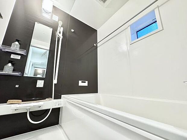 窓があり明るいお風呂スペース!心と身体をリフレッシュさせる癒しの空間でもあるバスルーム!浴室乾燥機付きです。