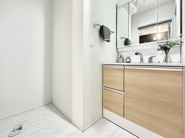 使い勝手の良い三面鏡型の洗面化粧台は鏡の角度が変えられるのでヘアスタイルやメイクにこだわる方に嬉しいですね!鏡の後ろは収納になっているので、細々したものを収納できスッキリとした洗面回りに。