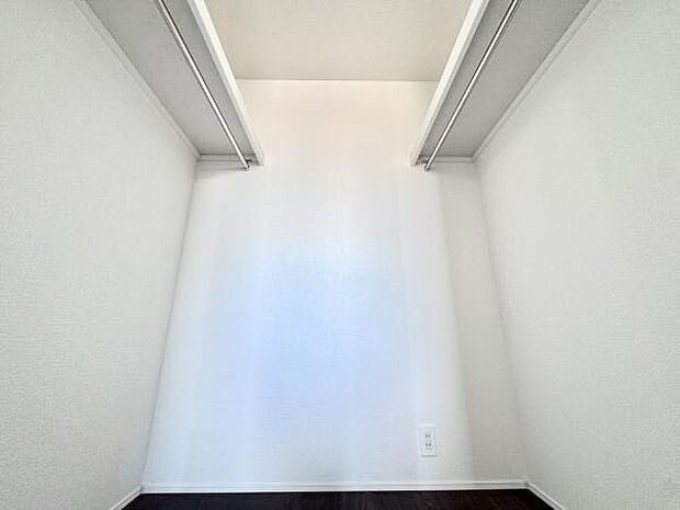 ウォークインクローゼットが設置されています!種類や季節ごとに分けて収納できスッキリ収納できます。