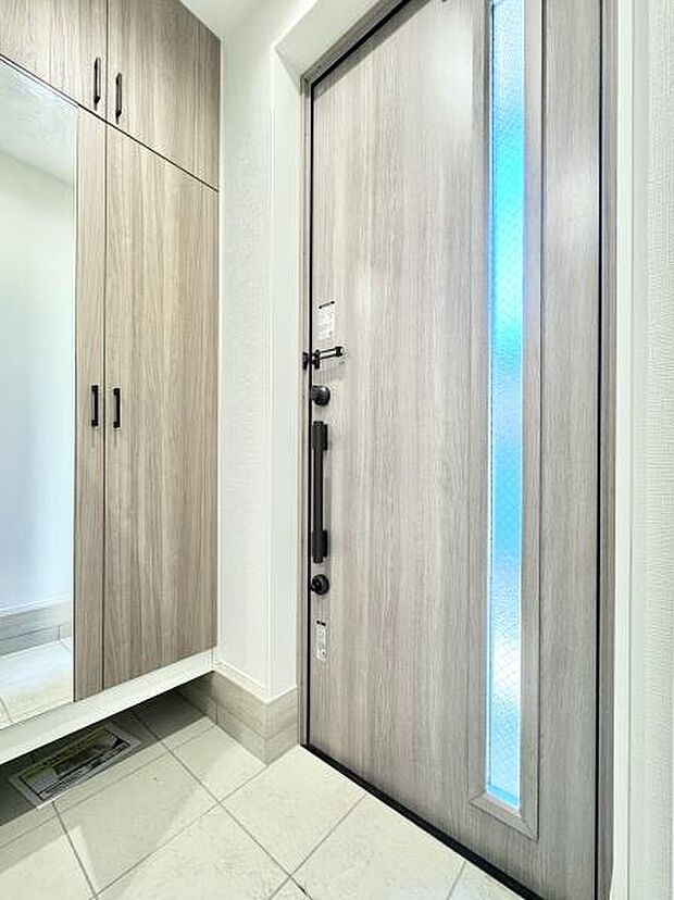 広々と落ち着いた空間を演出しご家族や来客者を気持ちよく出迎える玄関!大容量の収納をご用意!全身ミラーはお部屋の奥行をより感じさせます。