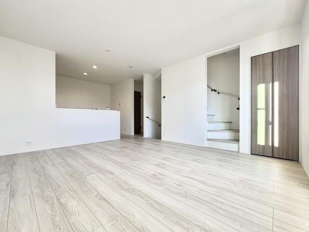 15.75帖のLDKは家族全員がゆったりとくつろげる空間です。採光たっぷり、解放感ある明るいリビングです