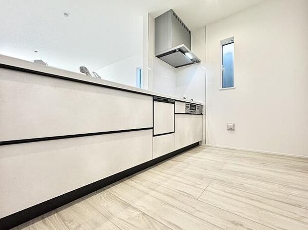 人気の対面式キッチンはリビング、ダイニングを一望できます!キッチンは作業スペースも広々しており収納にも困りません!