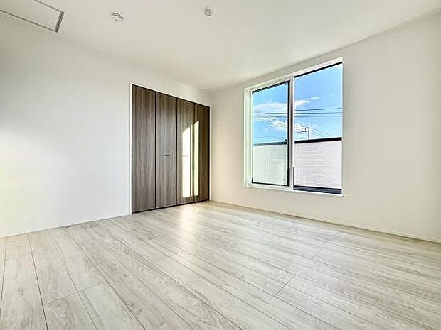 主寝室は7帖!クローゼットが設置されており、整理整頓もしやすくなります!バランスの取れた配色はインテリアの配色もしやすく模様替えも楽しめそうですね!