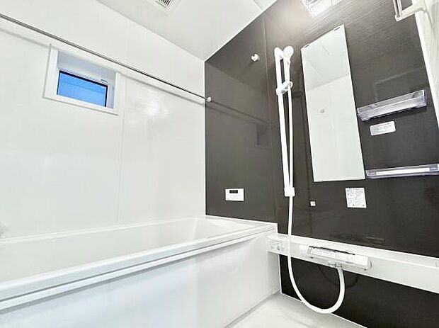 窓があり明るいお風呂スペース!心と身体をリフレッシュさせる癒しの空間でもあるバスルーム!浴室乾燥機付きです。