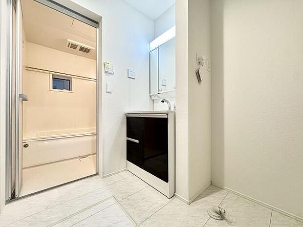 使い勝手の良い三面鏡型の洗面化粧台は鏡の角度が変えられるのでヘアスタイルやメイクにこだわる方に嬉しいですね!鏡の後ろは収納になっているので、細々したものを収納できスッキリとした洗面回りに。