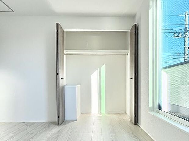クローゼットが設置されています!荷物を置く場所が確保されるのでお部屋の整理整頓もしやすくなり、快適な空間をつくりあげます!