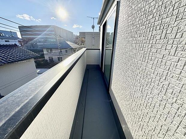バルコニーは2階と3階に設置され、用途に合わせて使い分けを可能にしてくれます。