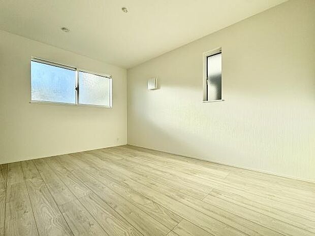 シンプルなデザインが魅力の洋室。クローゼット付きで衣類や荷物もスッキリ収納できます。