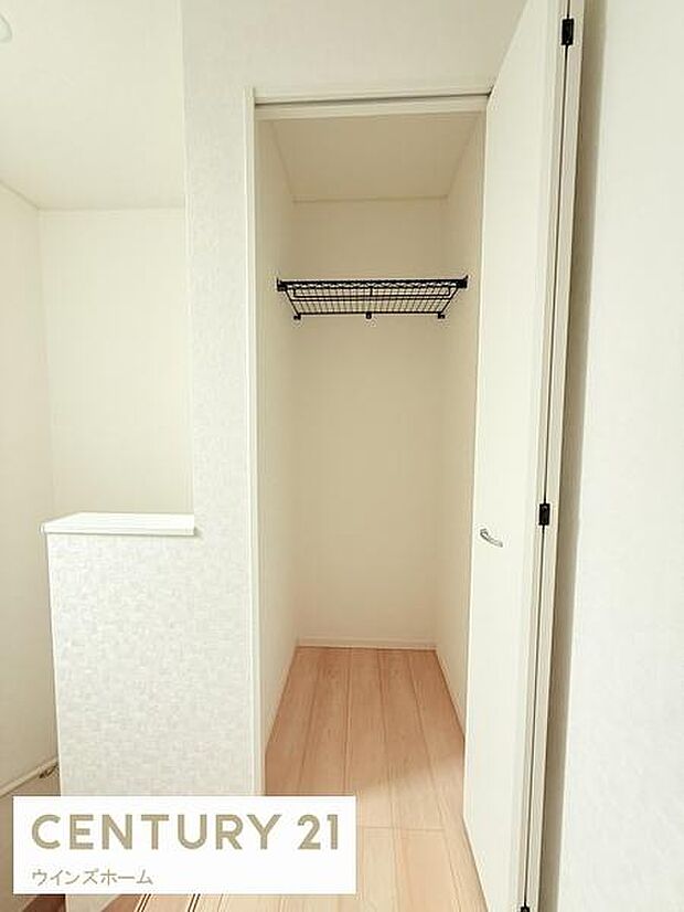ホールにはあると便利な収納スペースが完備。お掃除用具や細々とした物を収納できるあると便利なスペースです！