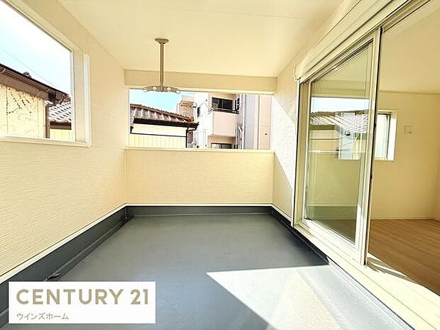 十分な奥行を確保した開放感溢れるインナーバルコニーは洗濯物も干しやすいです！急な雨から洗濯物を守ります！