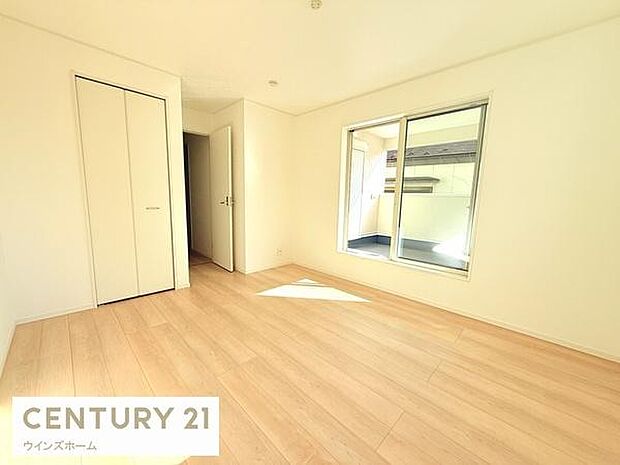 バルコニーに面し広々とした7.5帖洋室！ウォークインクローゼット付き。お部屋すっきり快適な空間でくつろげます！