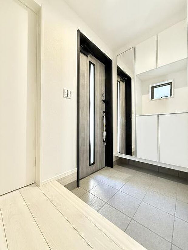 広々と落ち着いた空間を演出しご家族や来客者を気持ちよく出迎える玄関！大容量の収納をご用意！全身ミラーはお部屋の奥行をより感じさせます。