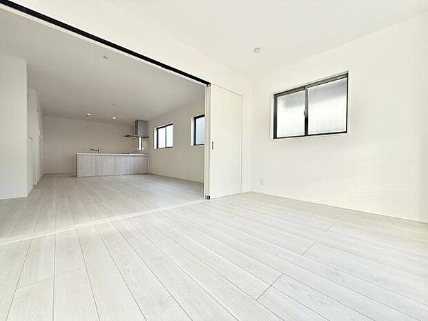 バルコニーに面し広々とした6.1帖洋室！リビングと隣接しているので、仕切りを開放して広々使うこともできます！