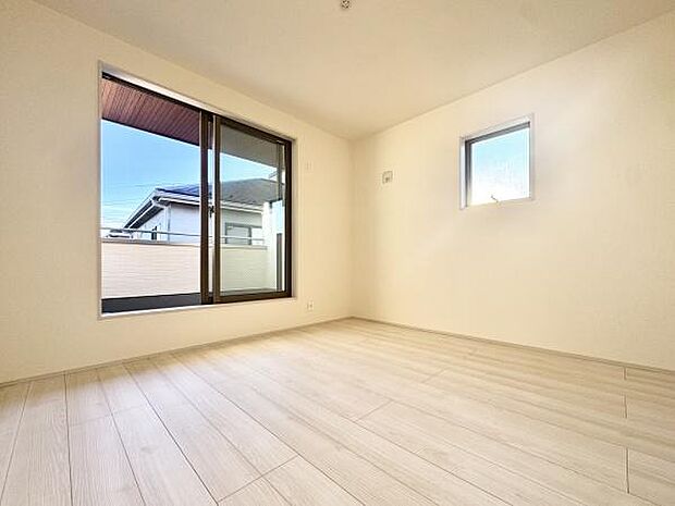 2面採光でたっぷり広々としていて明るいお部屋です!ウォークインクローゼットが設置され収納豊富です!