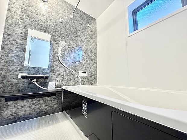 ゆったりとした広さのお風呂スペース!心と身体をリフレッシュさせる癒しの空間でもあるバスルーム!浴室乾燥機付きです!