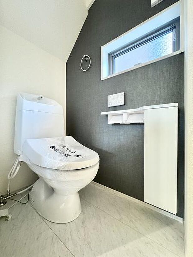 トイレは1階と2階にあります!いつでも快適に使える温水洗浄便座を設置!窓があり換気も十分行えます!