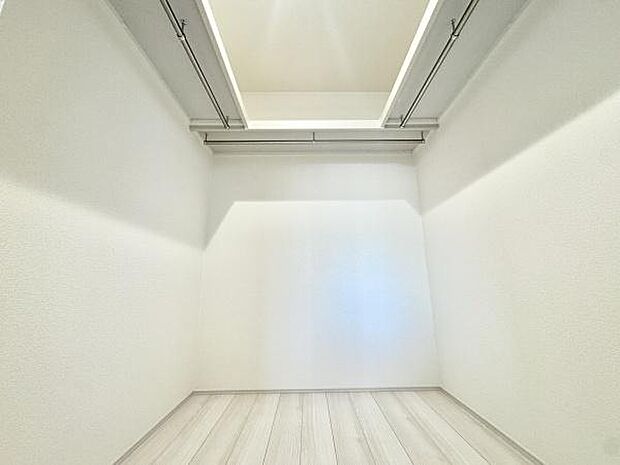 ウォークインクローゼットが設置されています!種類や季節ごとに分けて収納できスッキリ収納できます。