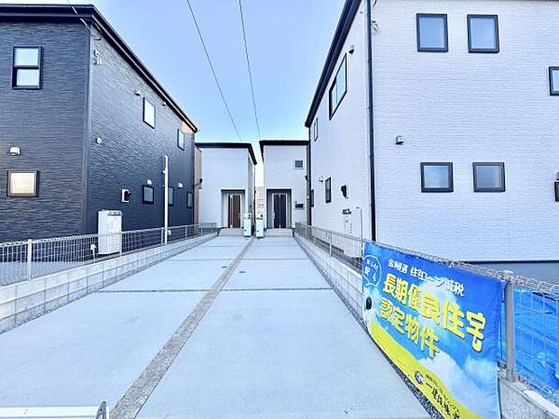 カースペース2台駐車可能で、お出かけや通勤時にも安心です!(車種によります)