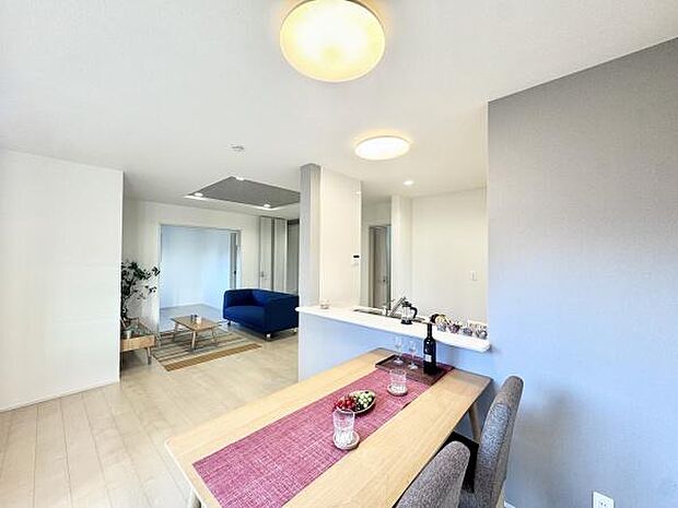 16.5帖の広々LDKは家族全員がゆったりとくつろげる空間です。リビングとダイニングを自由に使い分けられるため、様々なライフスタイルに対応します!