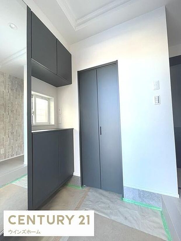 明るく清潔感のある玄関は、収納スペースもあり、靴や小物をすっきり整理できる機能的な空間です。