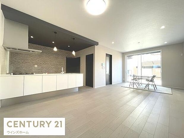 21帖のLDKは家族全員がゆったりとくつろげる空間です。大きな窓からは採光たっぷり、解放感ある明るいリビングです!