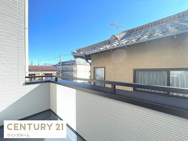 天気の良い日は洗濯物をカラッと乾かせるような陽当たりの良い位置にバルコニーが設置されました!