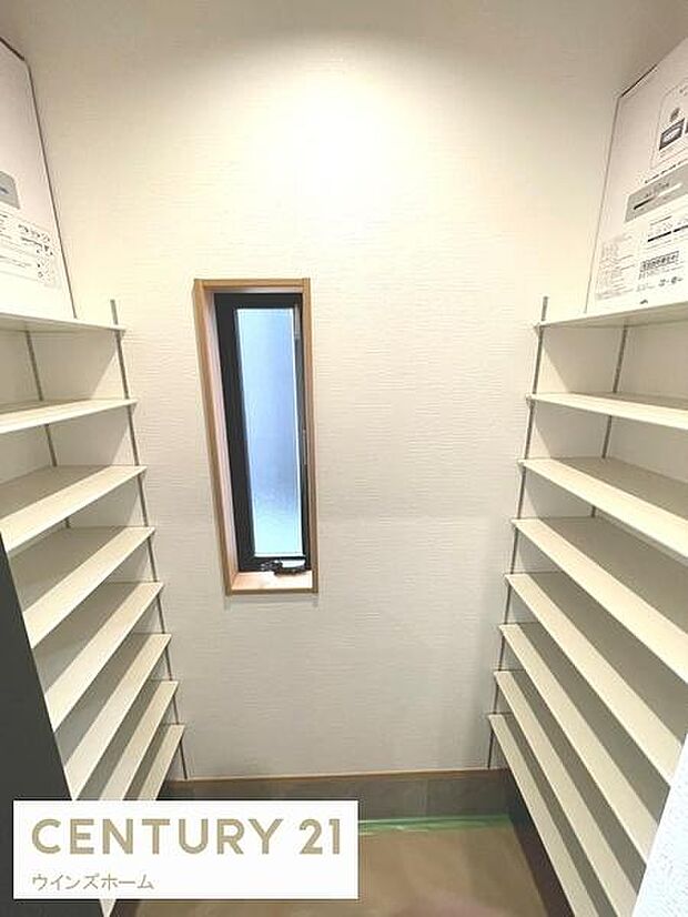 シューズインクローゼットが設置され、靴以外にアウトドア用品を置いたり、室内に持ち込みたくない物も整理でき玄関周りがスッキリ見えます。