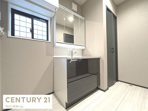 洗面室はゆとりある広さで毎朝の準備も快適です。洗面台収納には、お洗濯用品やスキンケア用品などしっかり収納できるようスペースも充実しています!