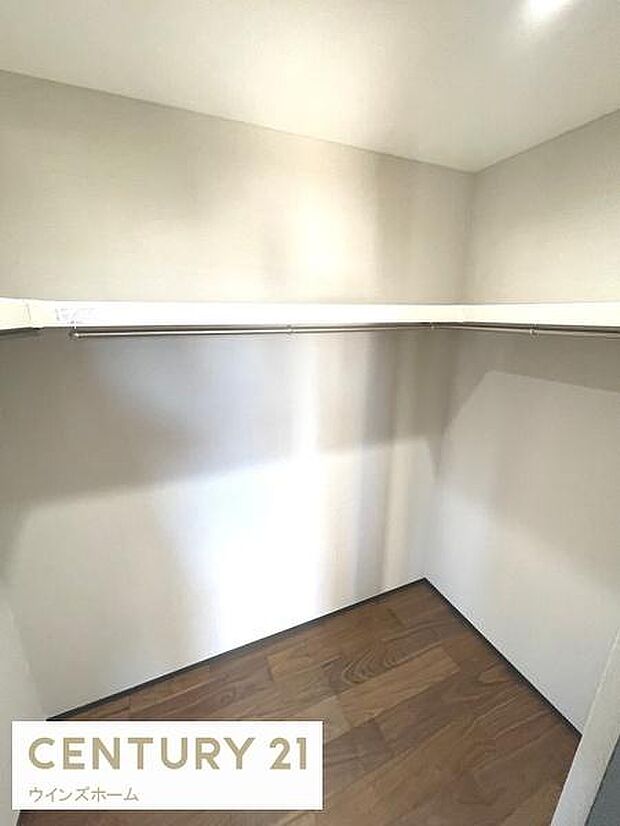 ウォークインクローゼットが設置されています!種類や季節ごとに分けて収納できスッキリ収納できます。