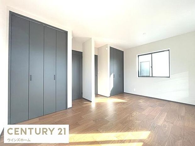 2ドア8.8帖のお部屋はライフスタイルの変化に合わせて間仕切りできます!採光良好で子供部屋にもぴったりです。広々クローゼット2カ所完備です。
