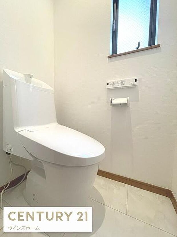 トイレは1・2階に設置されており、温水洗浄便座付きの清潔なトイレ。窓付きで換気ができます。