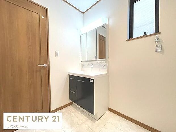 明るく清潔感のある三面鏡洗面化粧台を採用。浴室との動線もスムーズで、毎日の身支度が快適に。