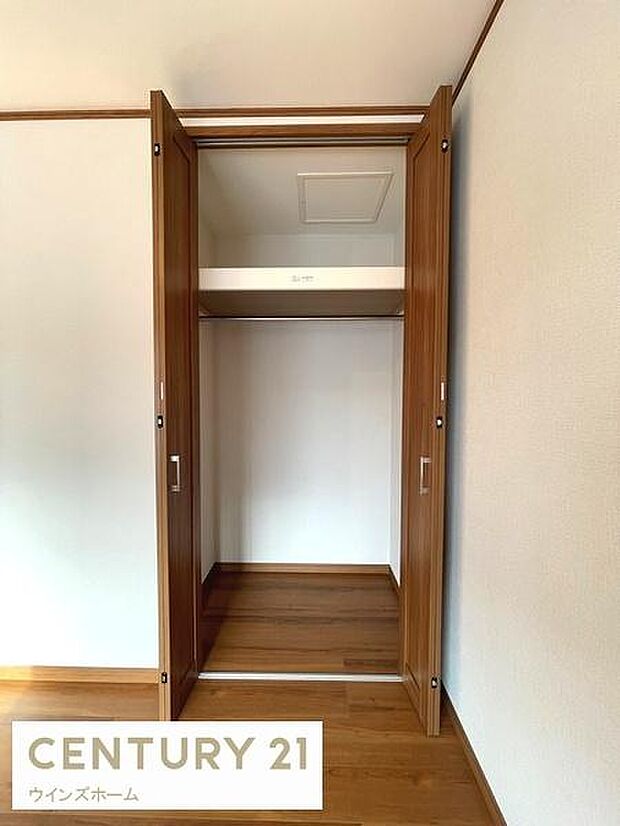 クローゼットが全室設置されており、お部屋がスッキリ片付きます。